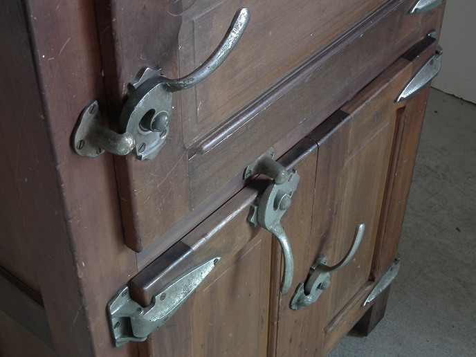 Z00333 レトロ 山田冷蔵器 氷式 大型の古い木製冷蔵庫 | MANSIKKA