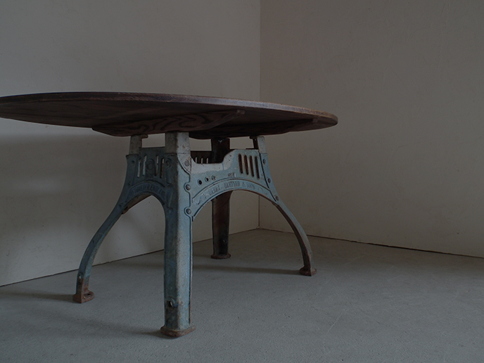 PO0038 イギリス アンティーク オーバル天板の鉄脚ダイニングテーブル