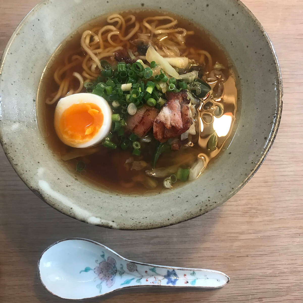 エキゾチックな絵柄に夢中、松浦コータローさんのレンゲ。｜おしゃべり