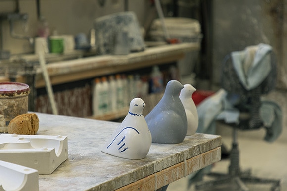 皆川 明による、愛おしい鳩のオブジェ。｜Lifestyle｜madameFIGARO.jp