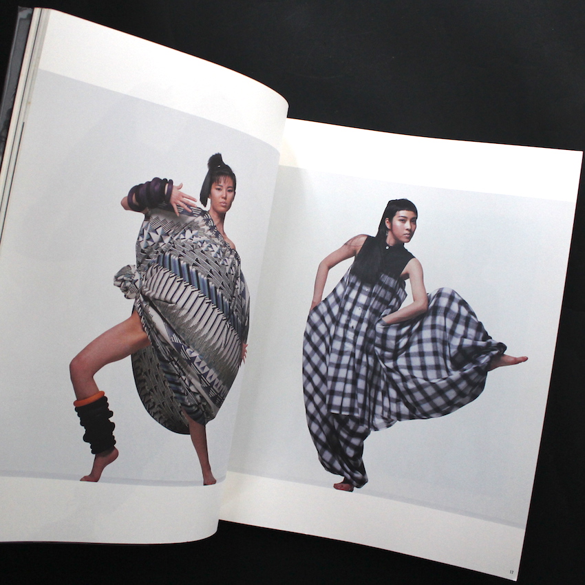 一生たち Issey Miyake & Miyake Design Studio 1970 - 1985（Signed）