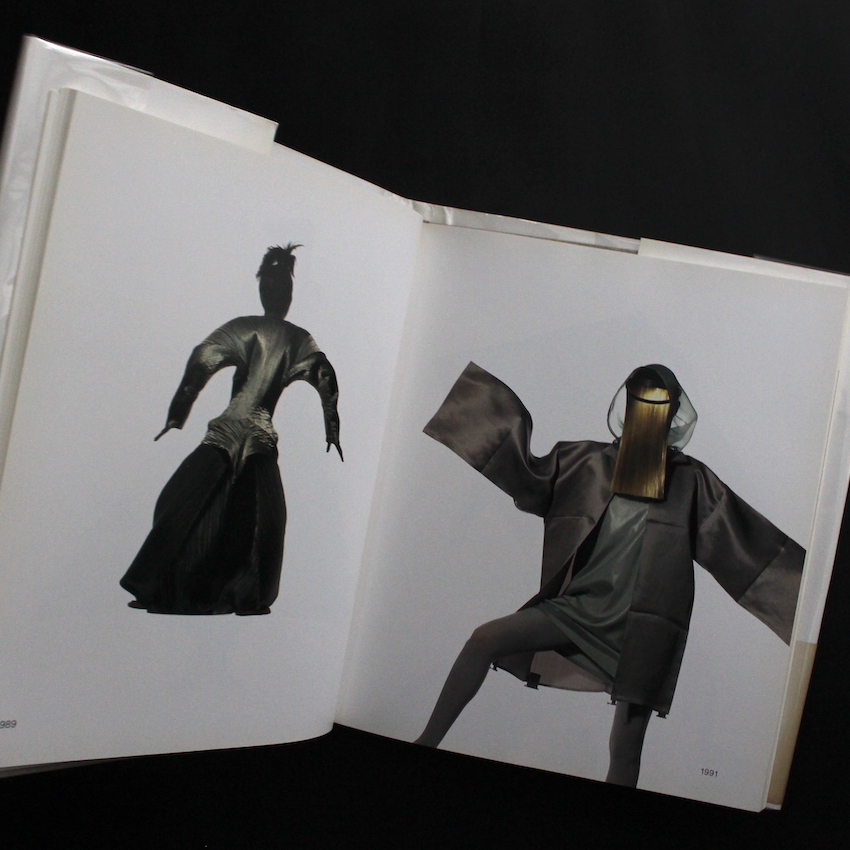 Irving Penn regards the work of Issey Miyake -アーヴィング・ペン