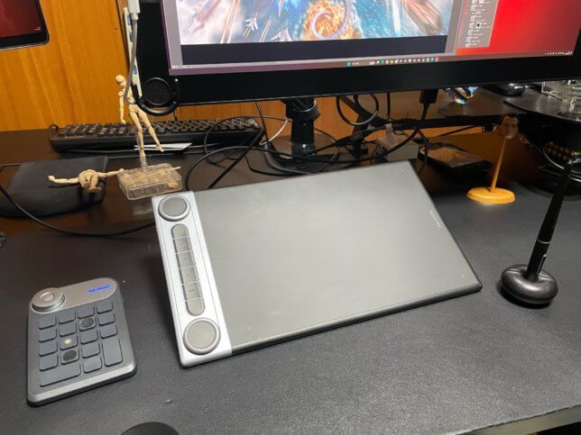 huionの板タブINSPIROY DIAL 2レビュー！自由な姿勢で場所を選ばす絵が