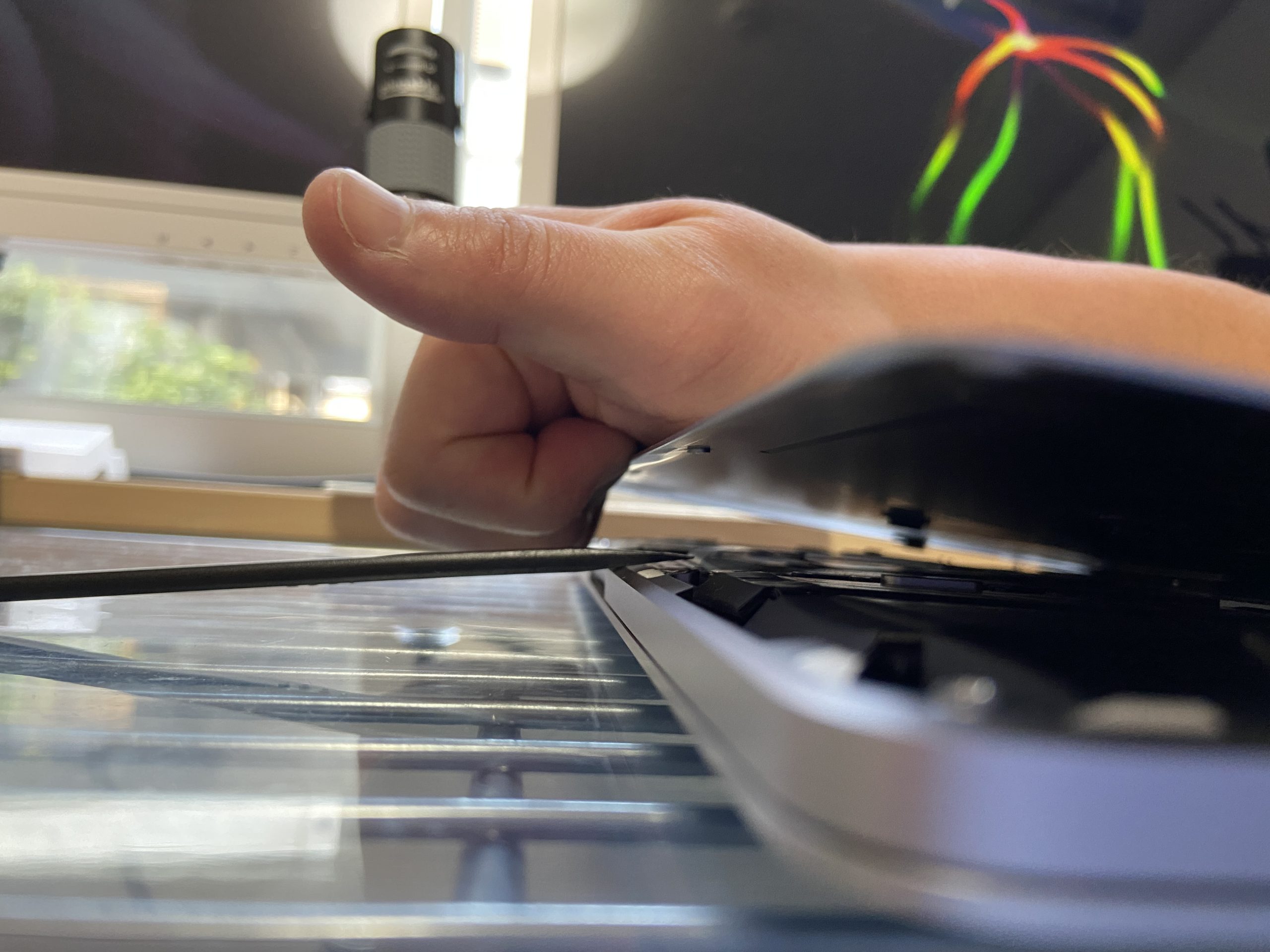 実は簡単！】MacBookProのボトムケースを取り外す方法 | Mac修理アースト