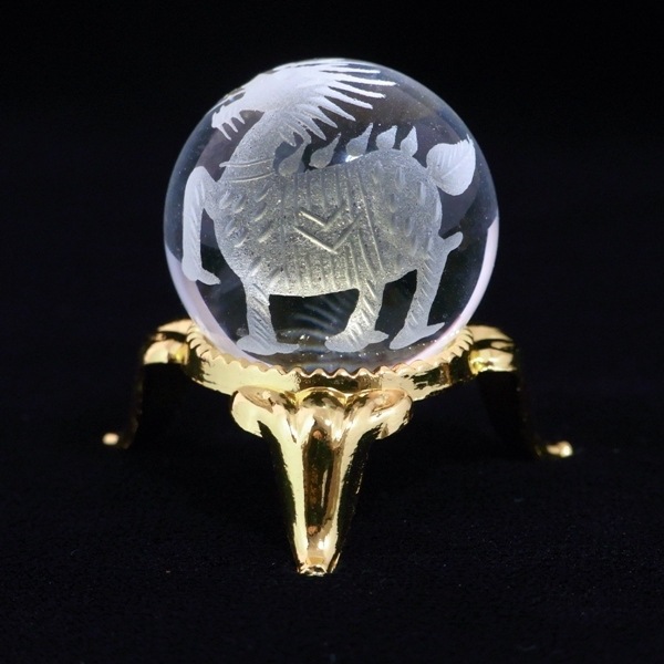 置物☆〈白彫り〉【麒麟】水晶(穴なし丸玉）26mm・台座付き♪ | 天然石