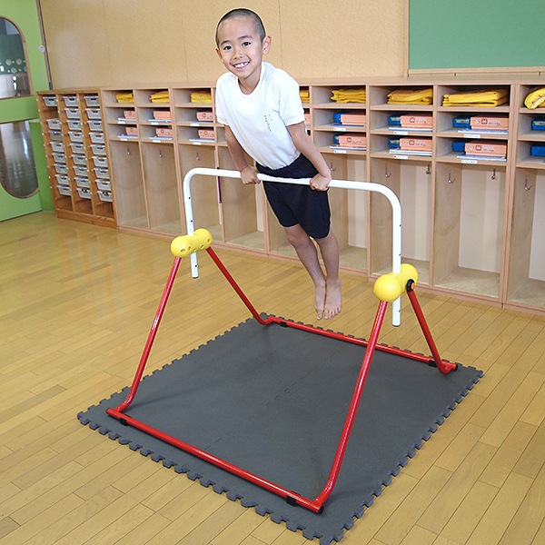 室内 鉄棒、体育体操マット、スケートボードセクション スケボーレール