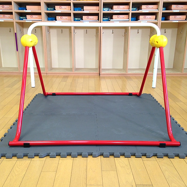 室内 鉄棒、体育体操マット、スケートボードセクション スケボーレール