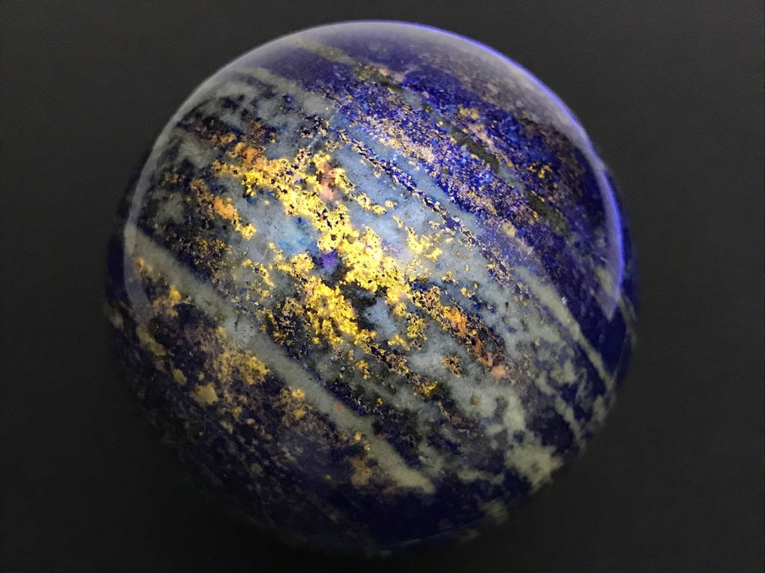 アフガニスタン産ラピスラズリ64mm 丸玉（蛍光）