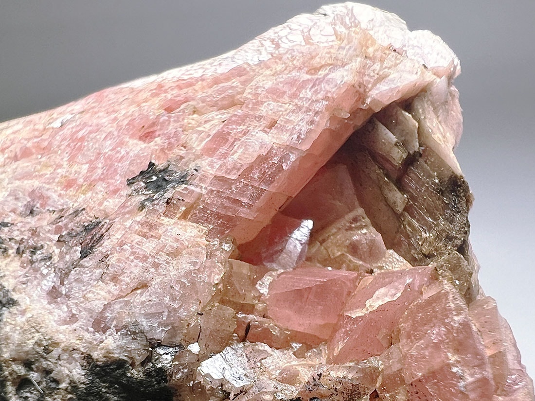 北海道古平郡稲倉石鉱山産 菱マンガン鉱