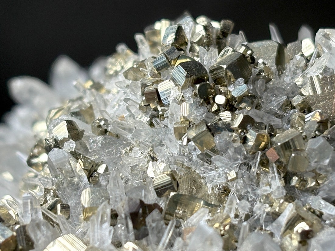 尾太鉱山産 黄鉄鉱 水晶 共生 / Pyrite with Quartz (木製台座付き)