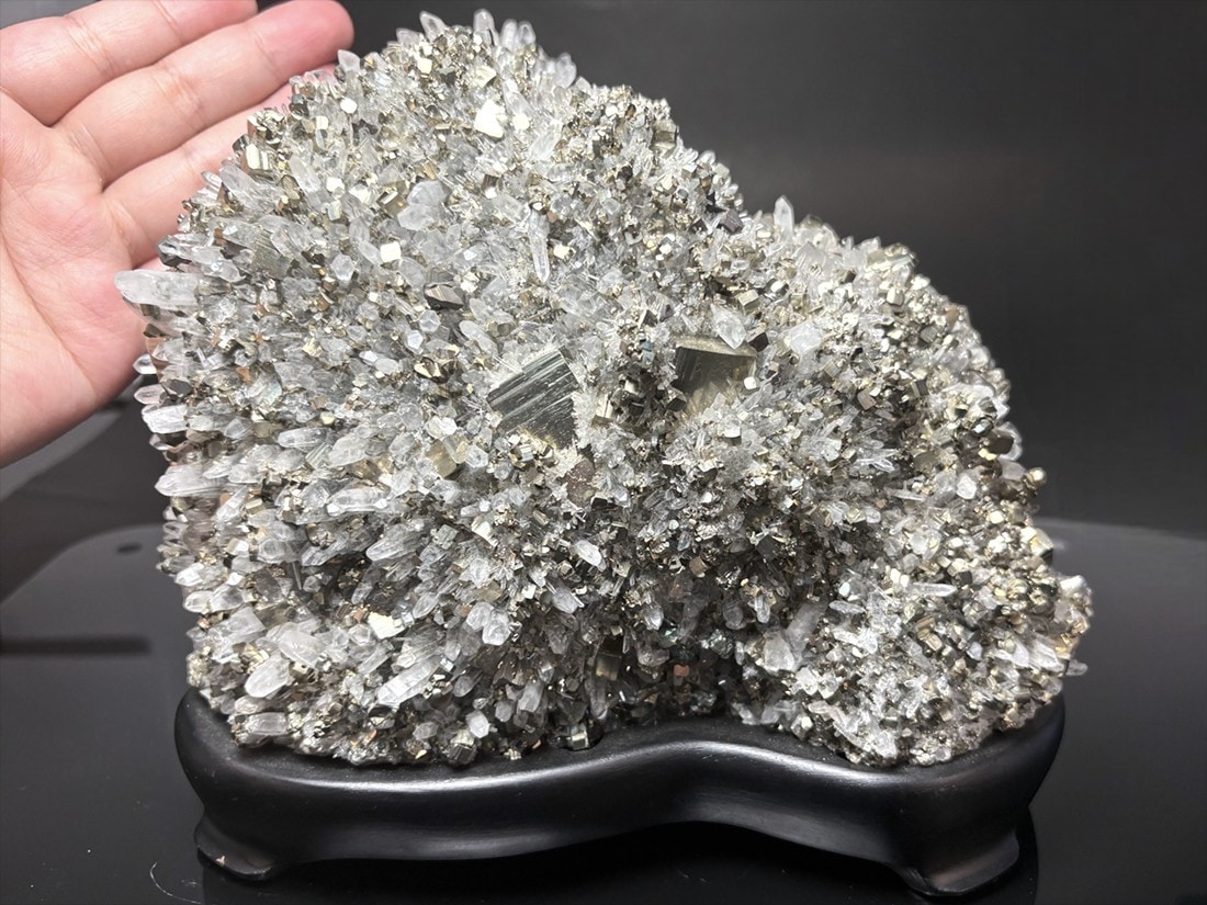 尾太鉱山産 黄鉄鉱 水晶 共生 / Pyrite with Quartz (木製台座付き)