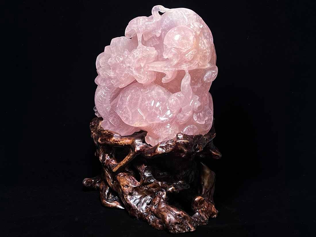 ローズクォーツ 鶴と龍亀（ロングイ）彫刻 (木製台座付き)