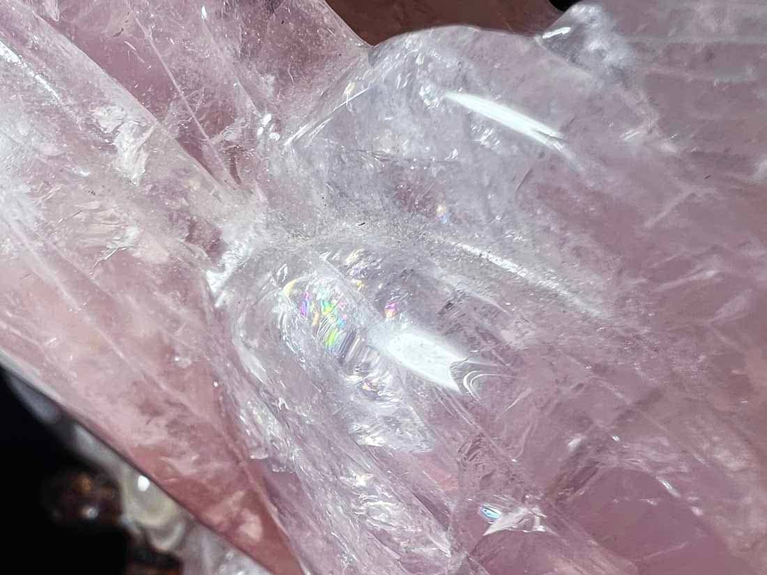 ローズクォーツ 鶴と龍亀（ロングイ）彫刻 (木製台座付き)