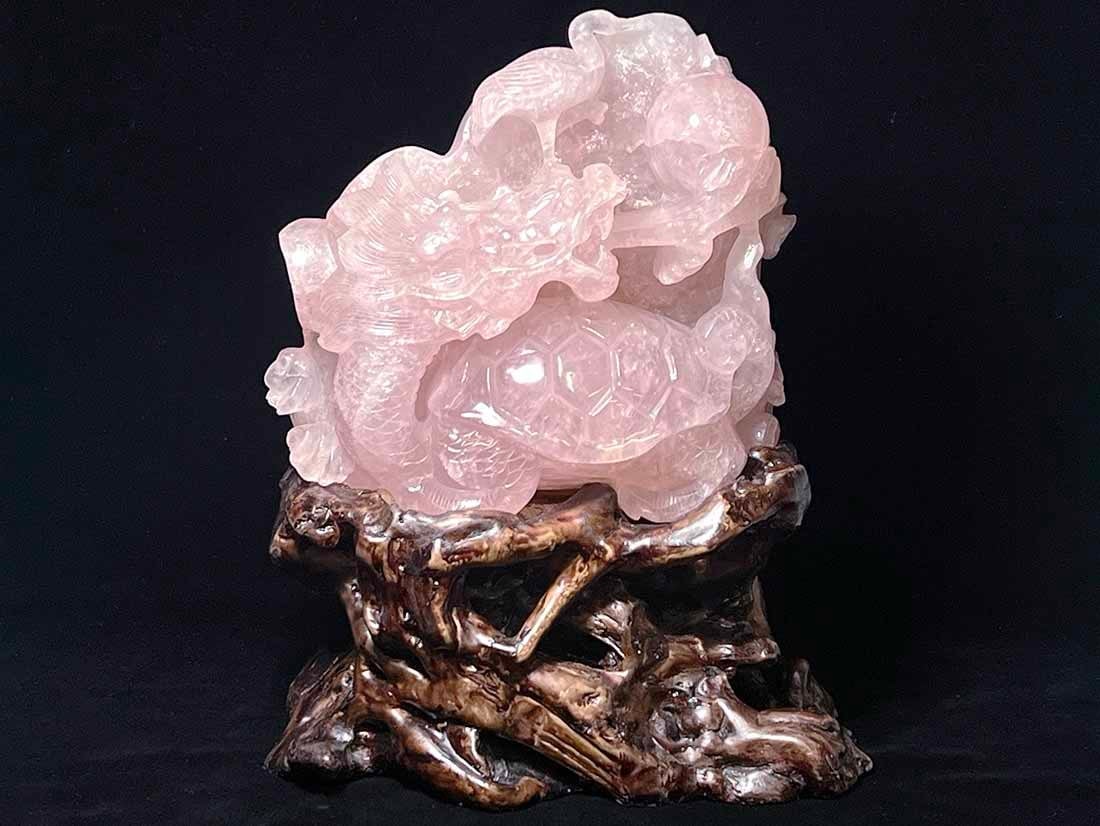 ローズクォーツ 鶴と龍亀（ロングイ）彫刻 (木製台座付き)