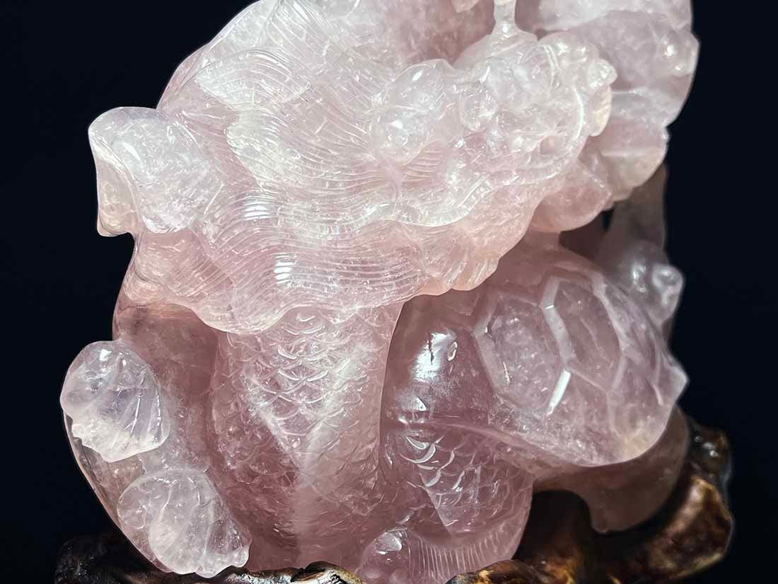 ローズクォーツ 鶴と龍亀（ロングイ）彫刻 (木製台座付き)