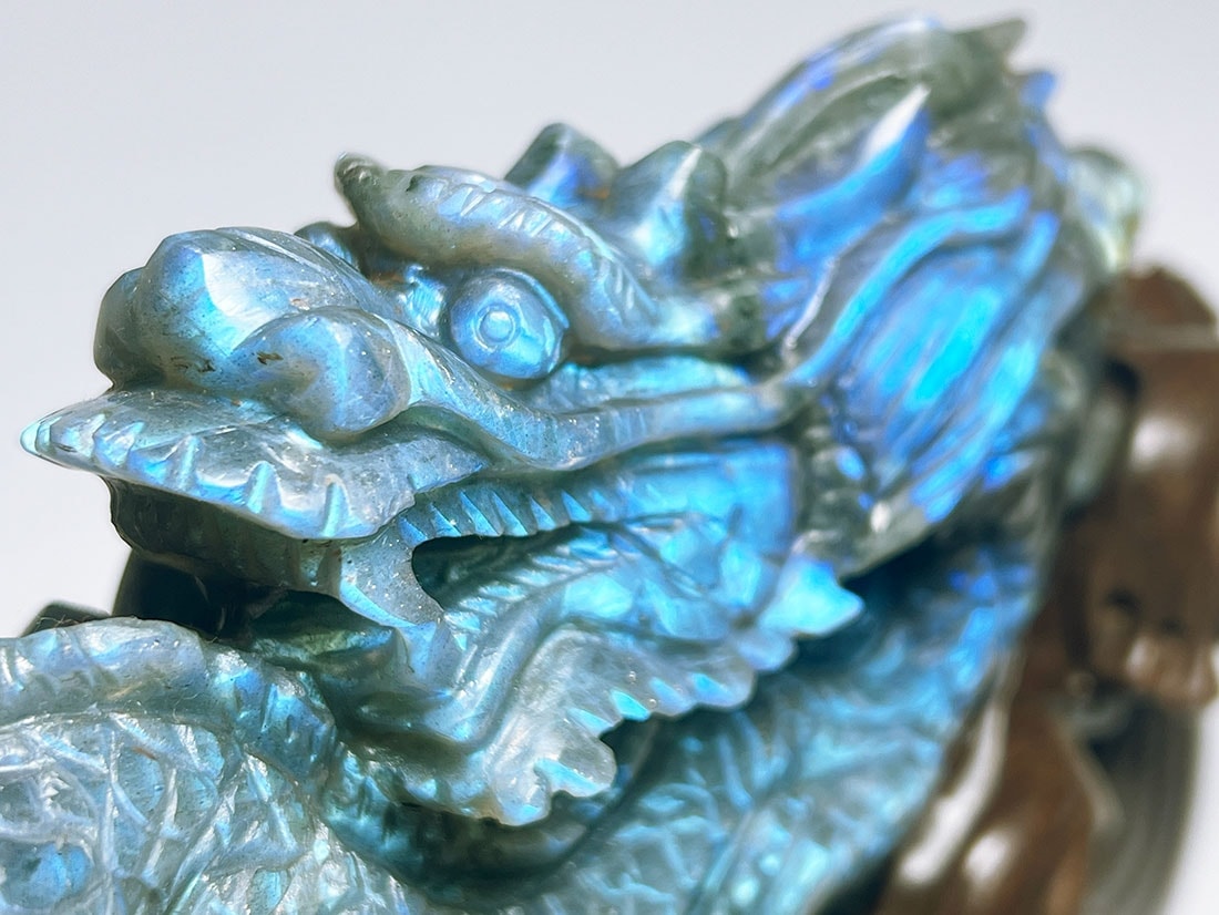 ラブラドライト 龍彫刻 (木製台座付き)
