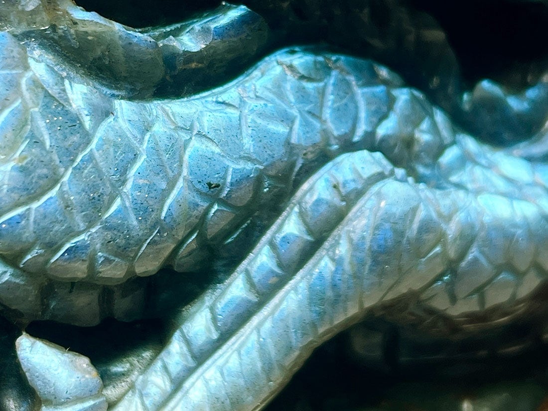 ラブラドライト 龍彫刻 (木製台座付き)