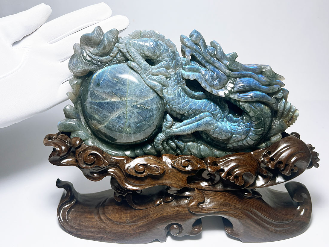 ラブラドライト 龍彫刻 (木製台座付き)