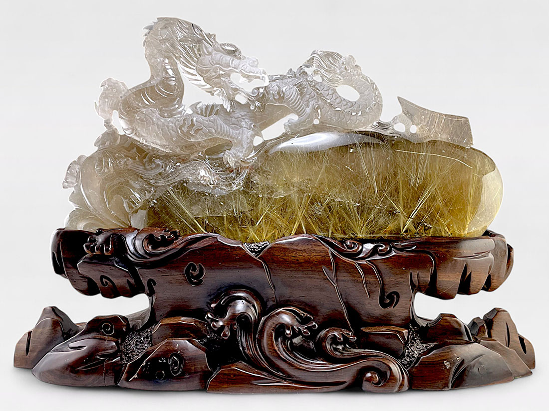 ルチルクォーツ 龍 彫刻 (木製台座付き)