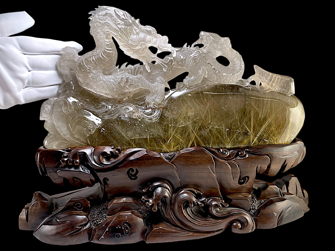 ルチルクォーツ 龍 彫刻 (木製台座付き)