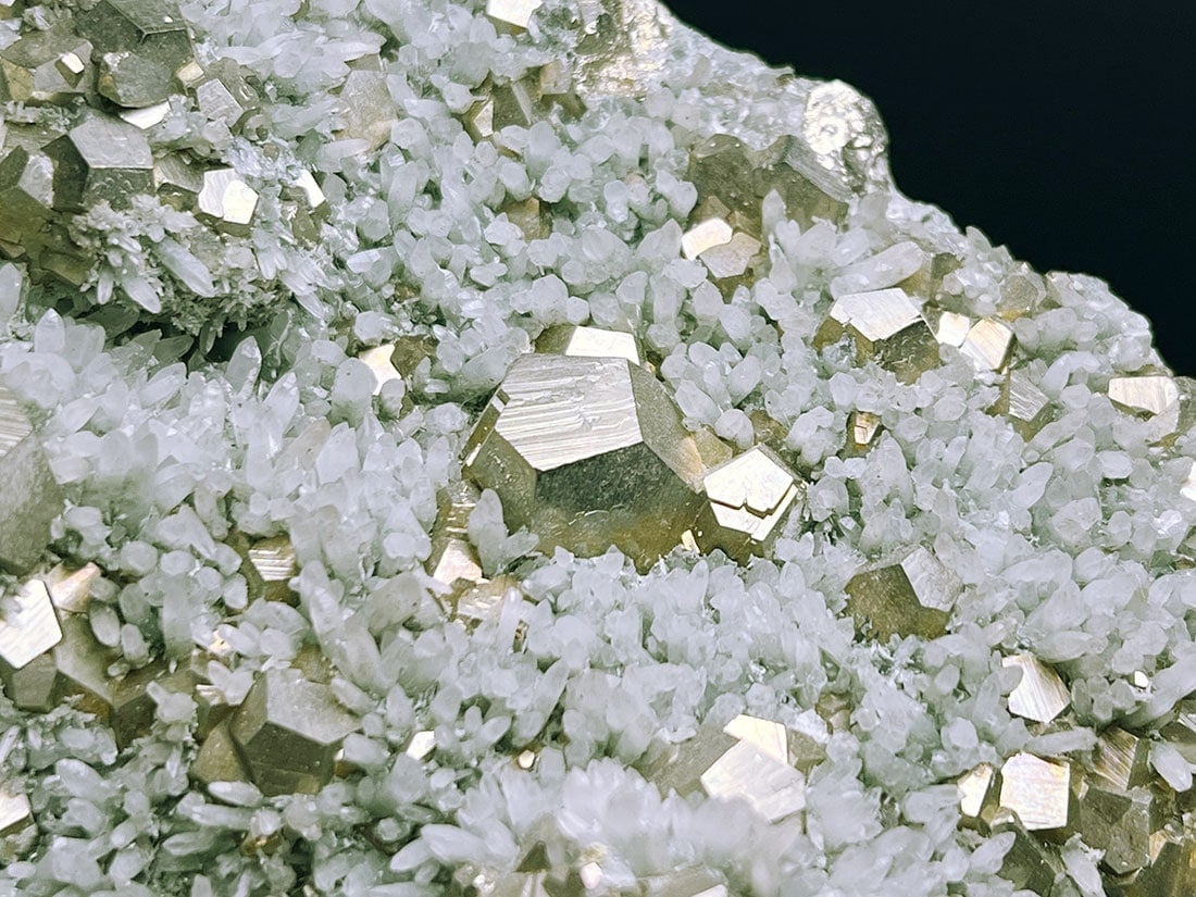 青森県尾太鉱山産 黄鉄鉱/水晶クラスター