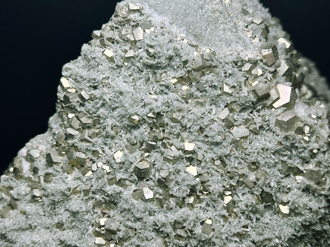 青森県尾太鉱山産 黄鉄鉱/水晶クラスター