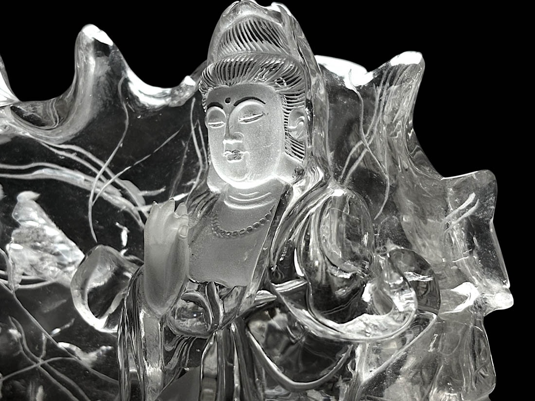 水晶 観音様 彫刻 (木製台座付き)