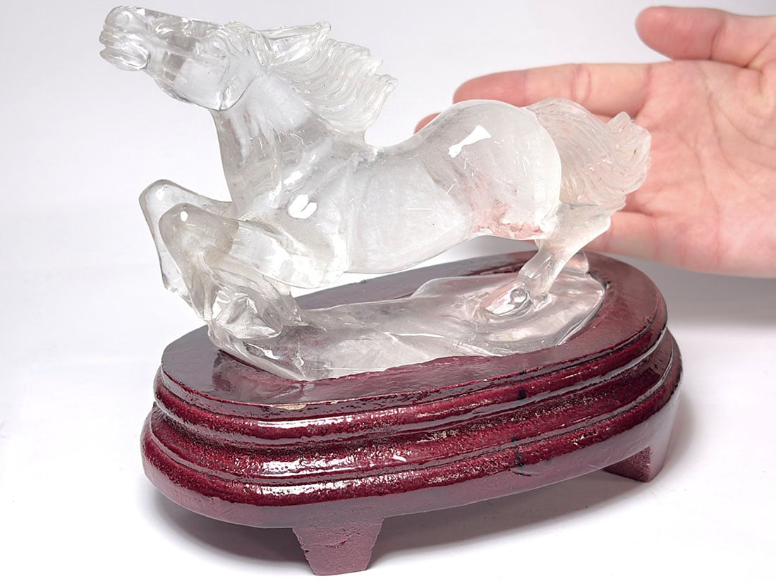 2026年干支】馬彫刻 水晶 (木製台座付き)