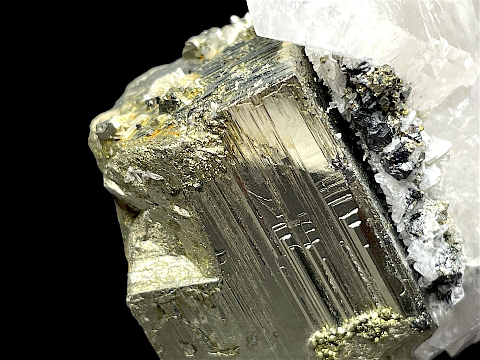 ペルー産 パイライト / カルサイト 共生 ( 蛍光 )