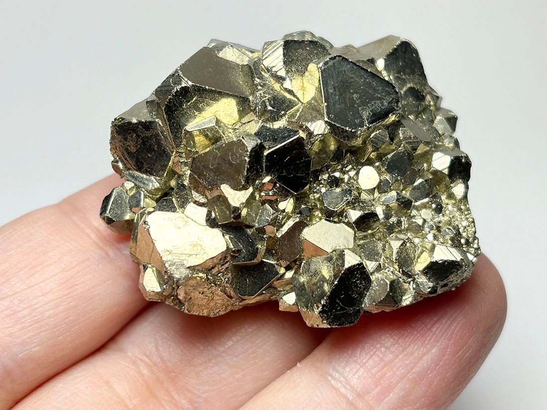レア形状) ペルー産 八面体パイライト / Octahedral Pyrite