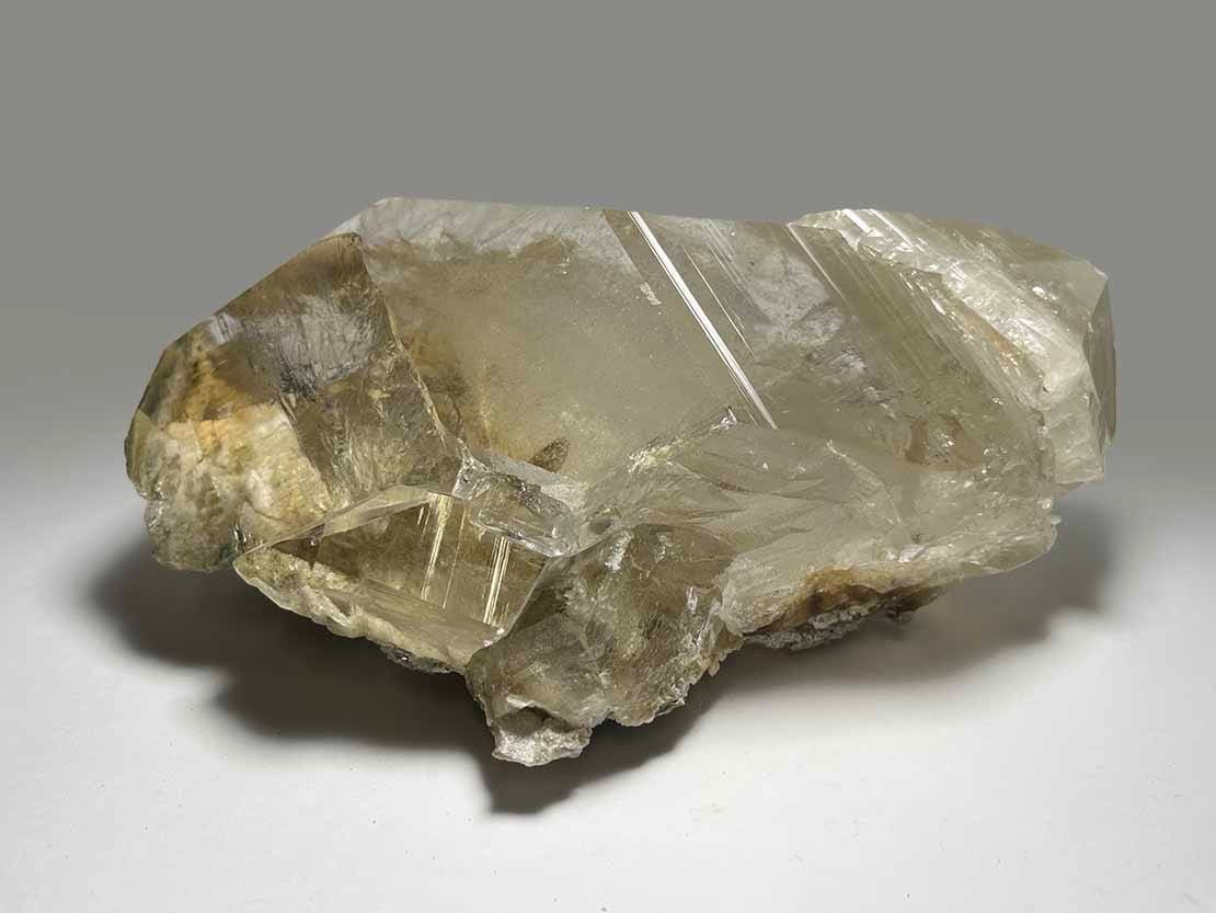 インド・パルギ鉱山産 大型ヒマラヤルチルクォーツ ( 金鉱石入り水晶