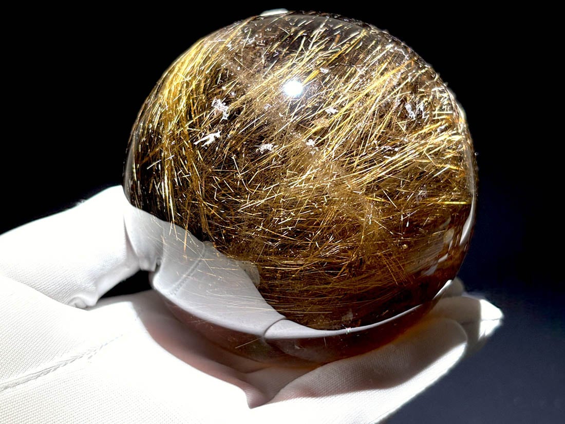 ブラジル産 ルチルクォーツ 86mm 丸玉 (木製玉台座付き)