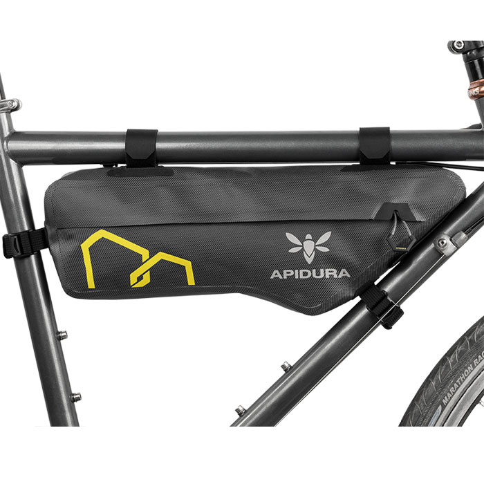 アピデュラ エクスペディション フレームバッグ スモール (3L) <即