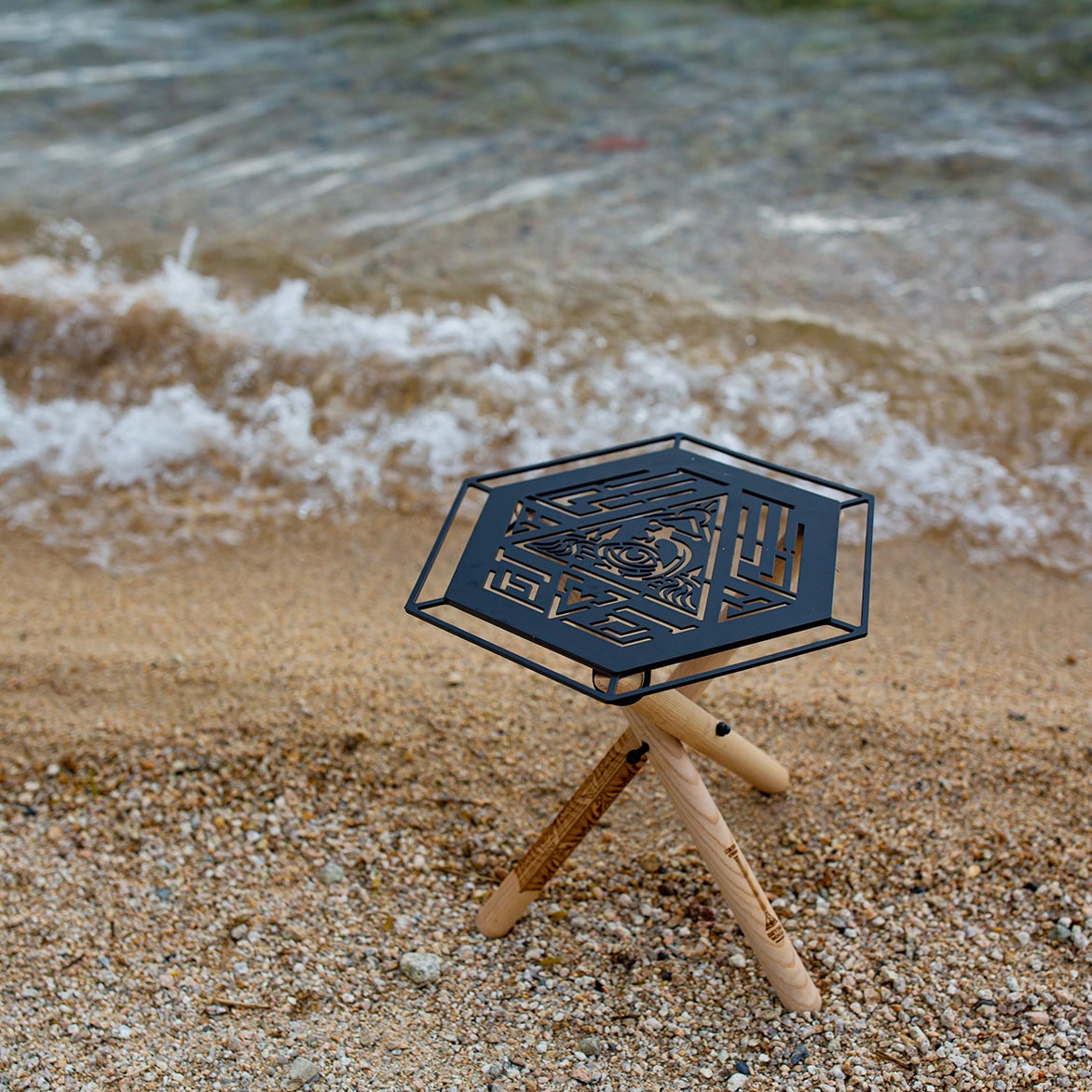 焚き火サイドスタンド LOW 六角天板タイプ | DEVISE WORKS | キャンプ用品