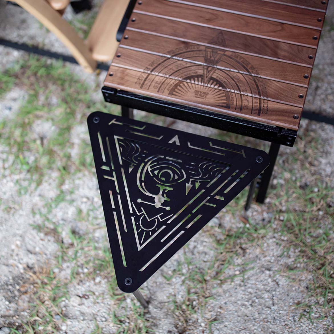 三角アイアンテーブル METASANTE | DEVISE WORKS | キャンプ用品