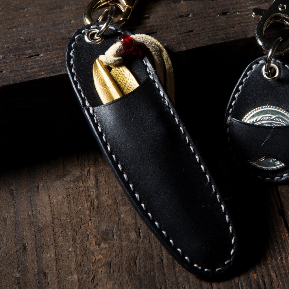 フェザー」を包む 良質な革の質感が◎】フェザーモチーフグリーン