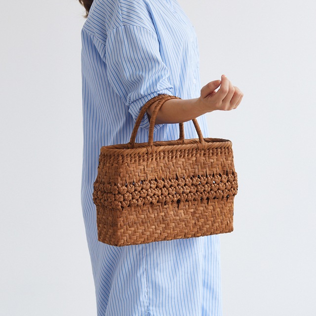 受注販売 [納期2～3ヶ月]お花がポイントやまぶどう籠(二番皮/網代＋