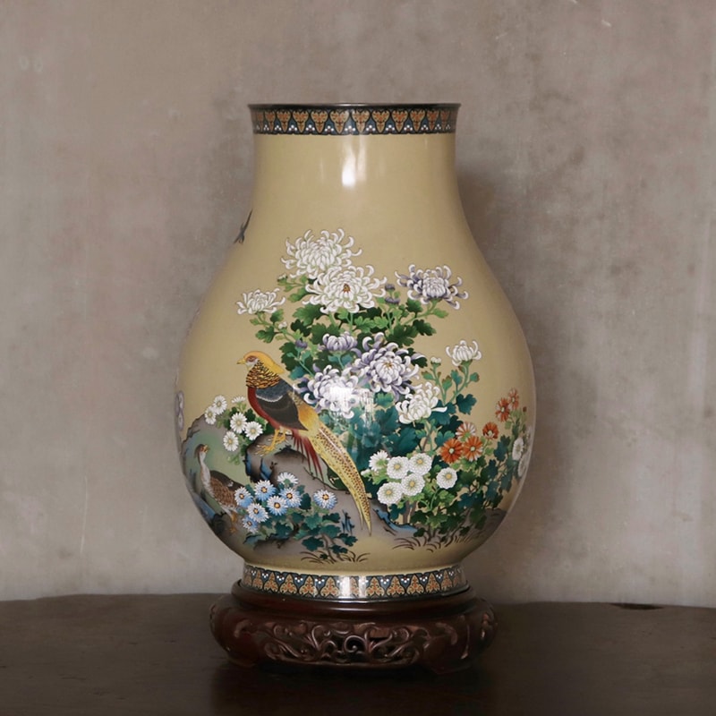 安藤重兵衛謹製 賜御勅傳 七寶菊華錦鶏 純銀覆輪花瓶 唐木台・共箱付