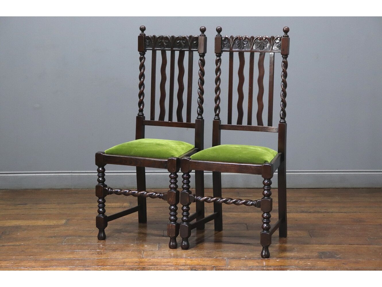 イタリア製 座面回転 バースツール ツイストレッグ アンティーク調