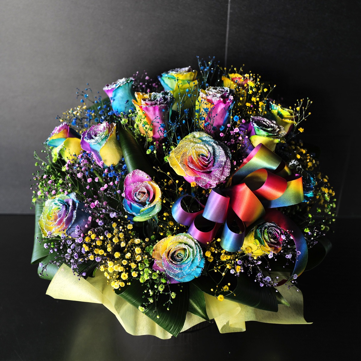 キラキラレインボーローズ15本と4色キラカラーかすみ草のアレンジ+虹色