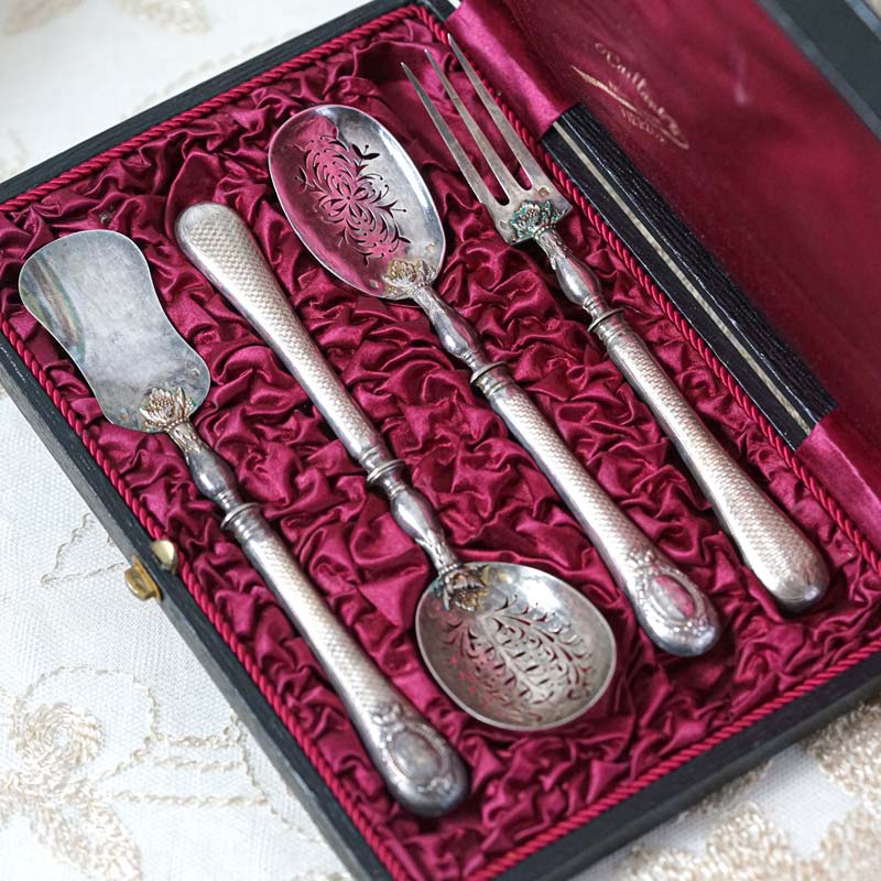 アンティークシルバーモノグラム付きデザートサービング用カトラリー4