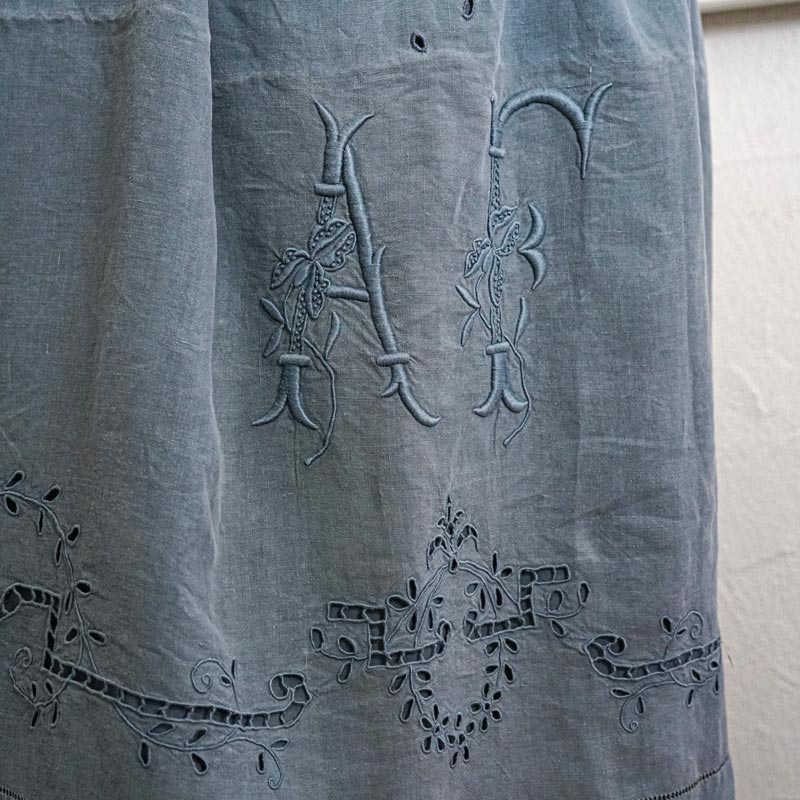 後染めゴージャスなアンティークリネンシーツAFイニシャルとカット