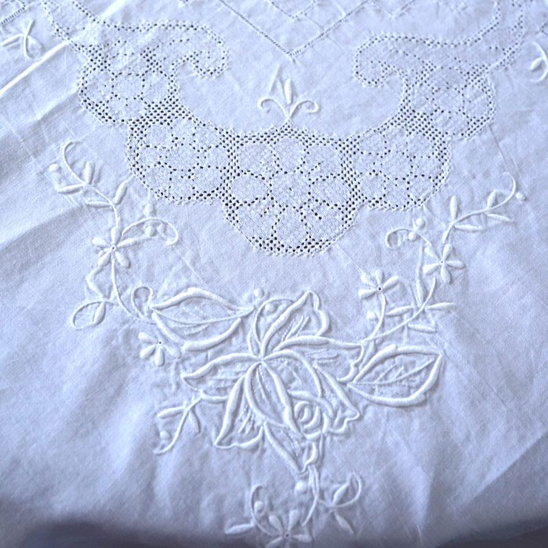 アンティークリネンに繊細なドロンワーク・ホワイトワーク刺繍の