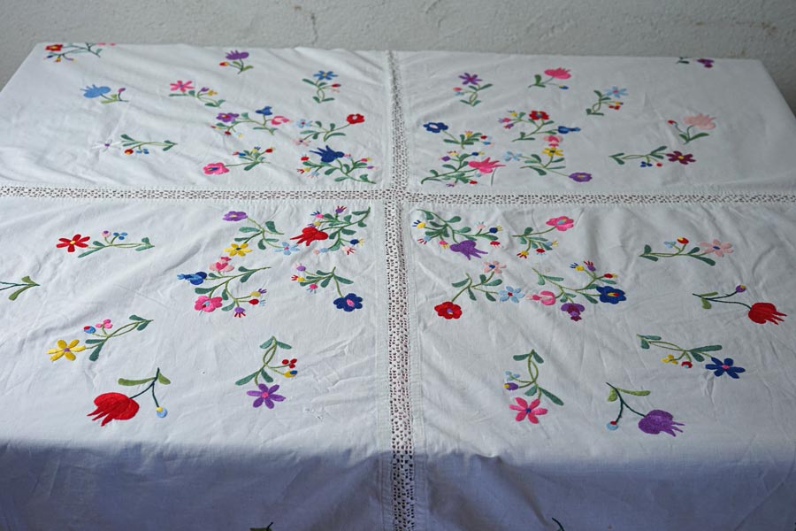 刺繍の国ハンガリーの可愛いお花のテーブルクロス150×156cm ge-1013の