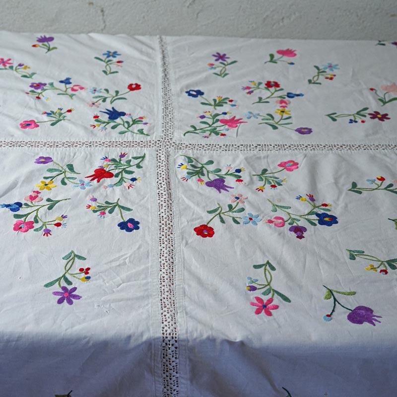 刺繍の国ハンガリーの可愛いお花のテーブルクロス150×156cm ge-1013の