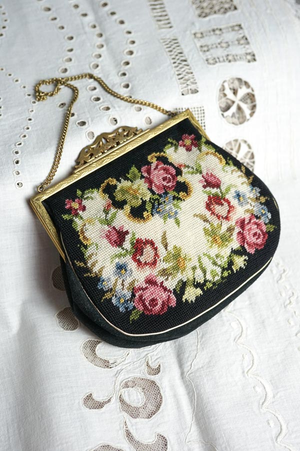 プチポワン刺繍に作りの良い口金のプチポワンバッグW17×H15.5×D4cm gb