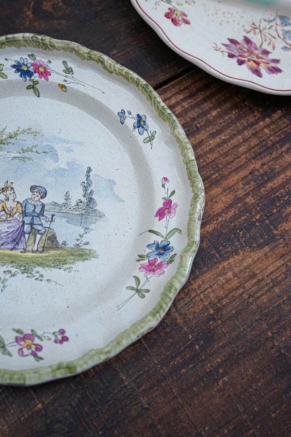 アンティークファイアンス ハンドペイント語らう2人のプレート24cm gc