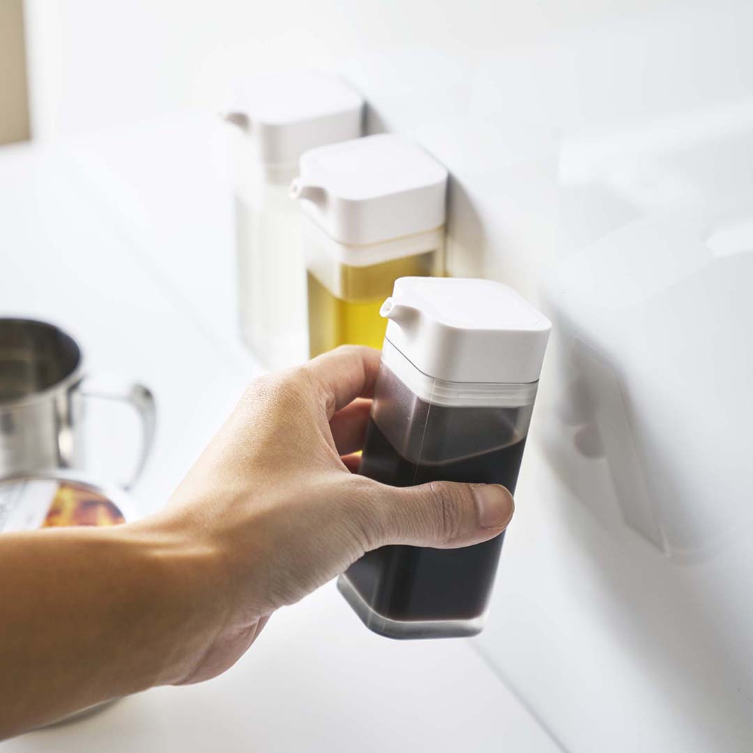 tower】マグネットプッシュ式醤油差し ホワイト｜浮かせる収納