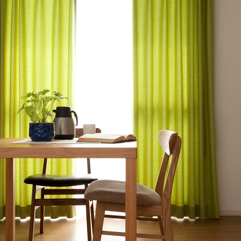 光を通す(非遮光)・多色展開・ベーシックな無地カーテン<黄緑色