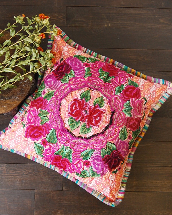 tesoro / 刺繍クッションカバー /ピンクA｜テソロ(tesoro)公式通販